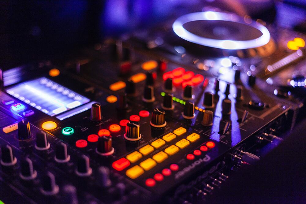 audio-audio-mixer-close-up-2111015.jpg-min.jpg